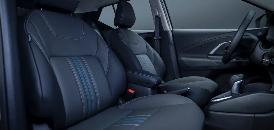 Interior do Nissan Kait com bancos dianteiros e painel